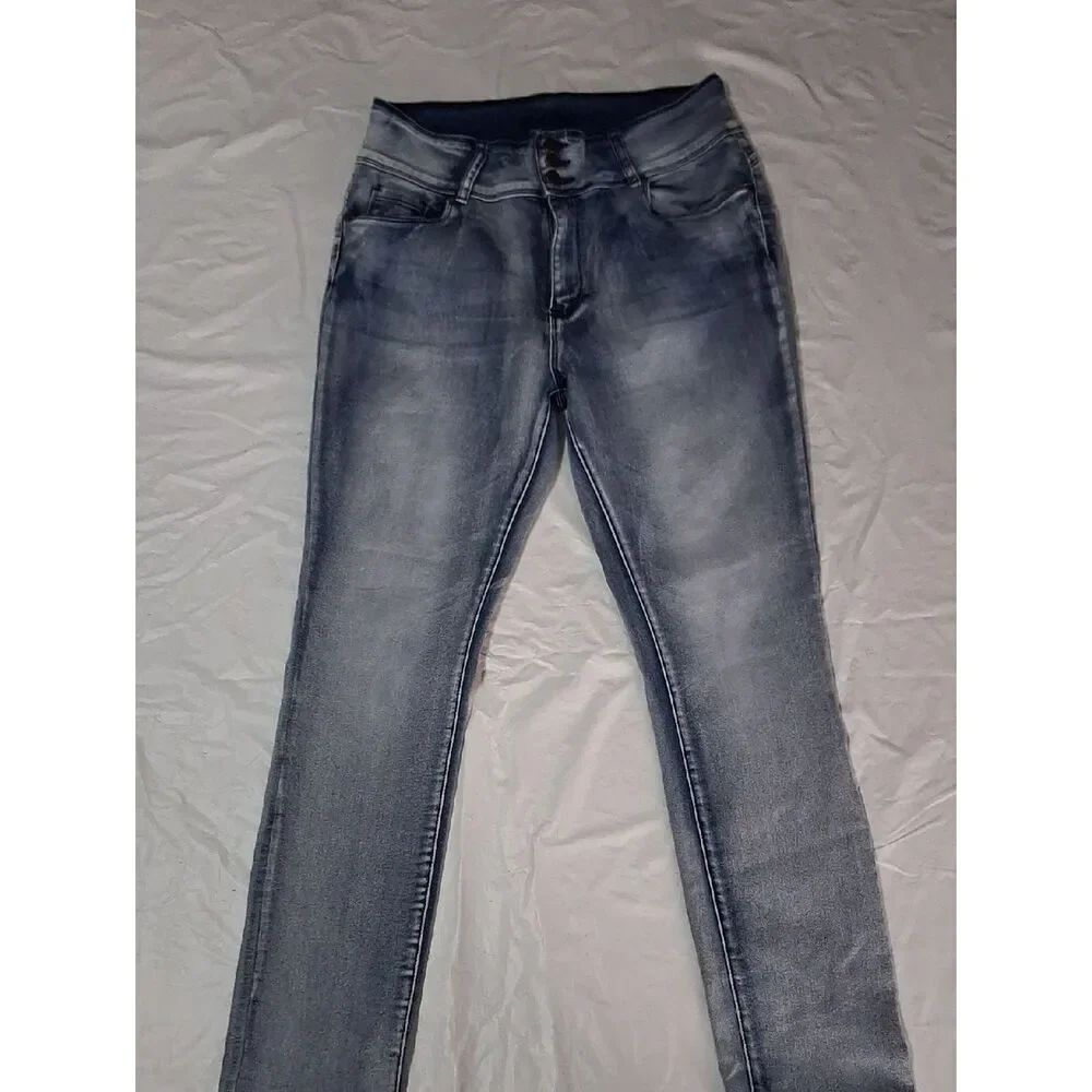 BAMBOO Women's Light Blue Skinny Jeans Size 17 Preowned